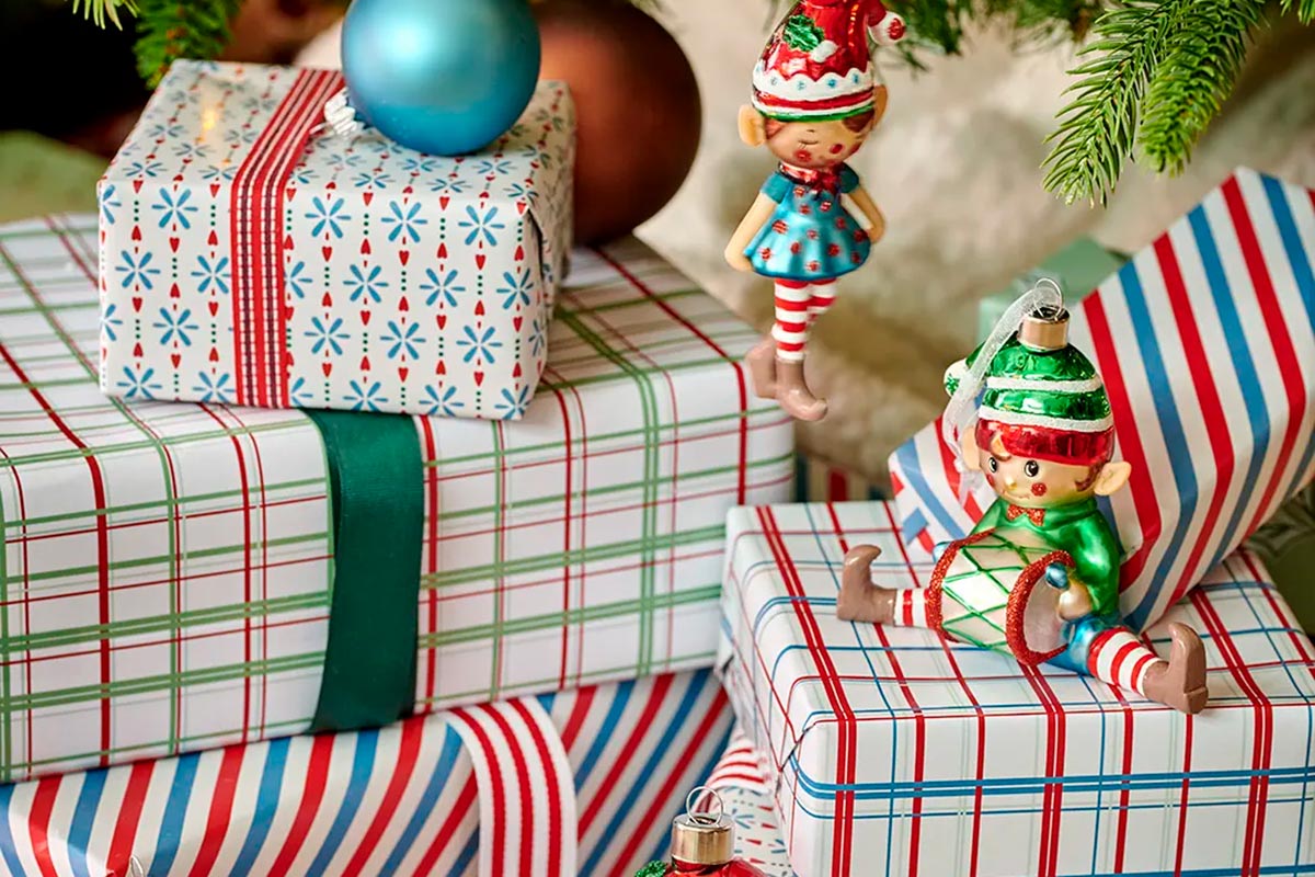 Stivă de cadouri cu globuri de Crăciun și decorațiuni pentru pomul de Crăciun