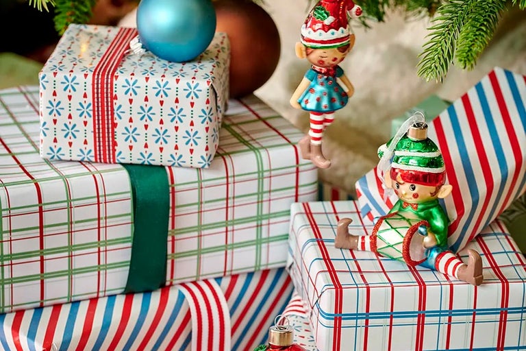 Stivă de cadouri cu globuri de Crăciun și decorațiuni pentru pomul de Crăciun