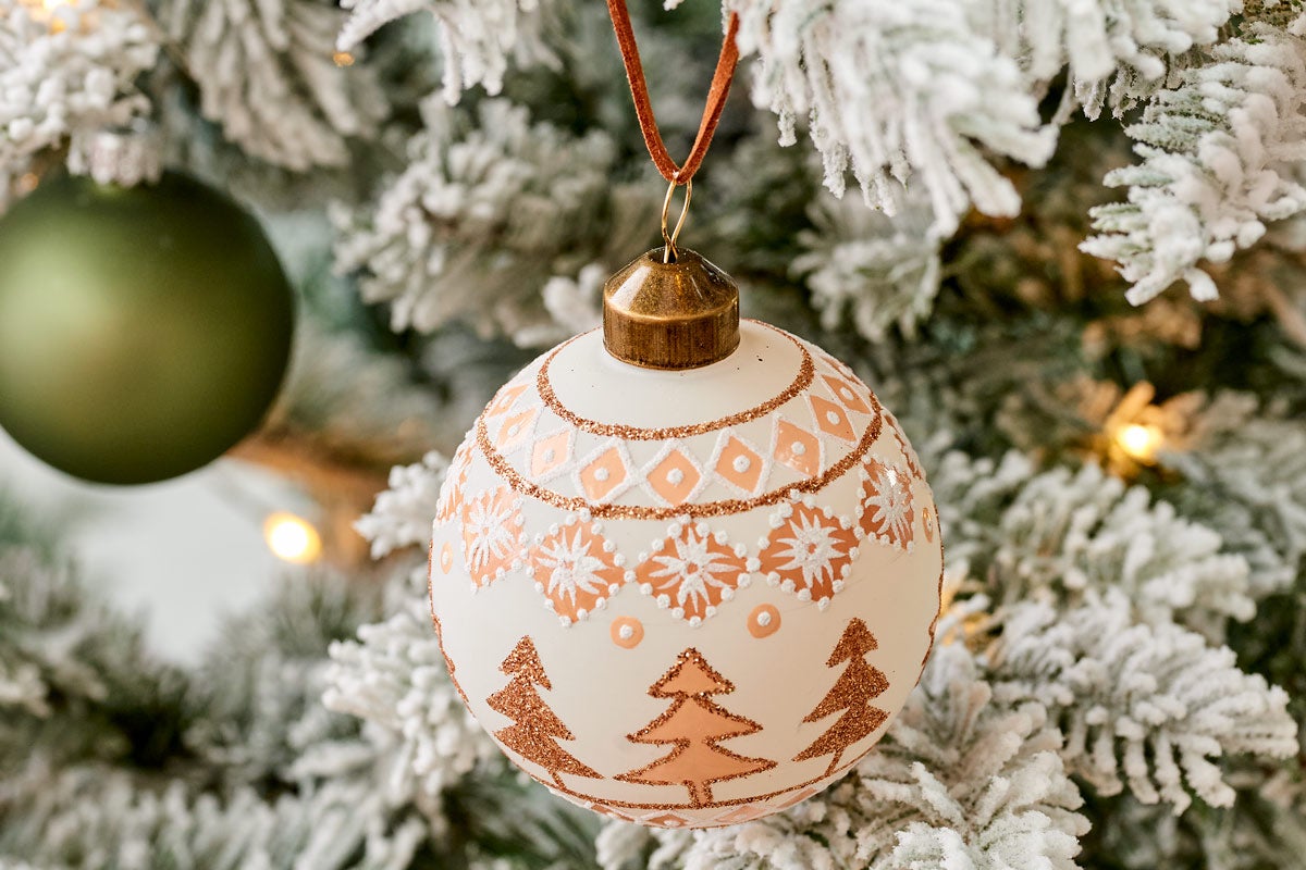 Glob de pom de Crăciun cu decor pe un pom împodobit