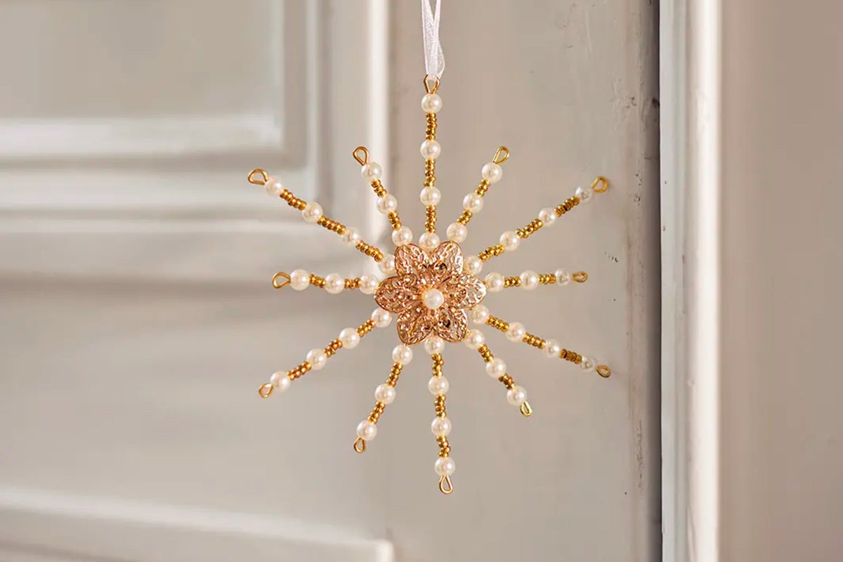Stea decorativă de Crăciun cu perle și pandantiv