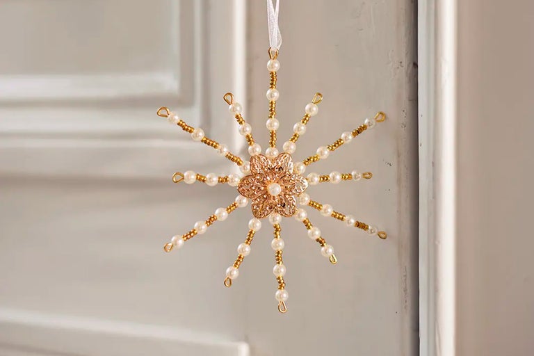 Stea decorativă de Crăciun cu perle și pandantiv