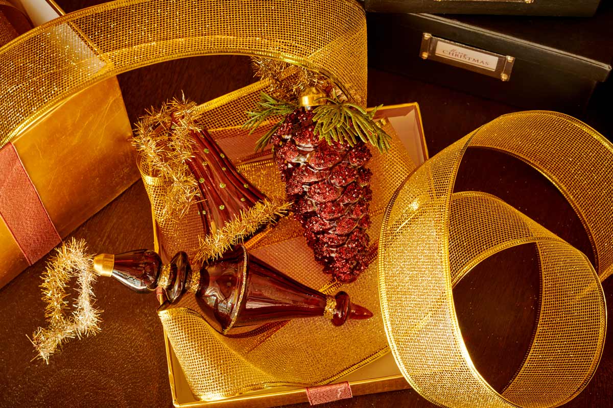 Aranjament festiv cu decorațiuni de brad, cadouri și funde pentru decorațiuni de Crăciun