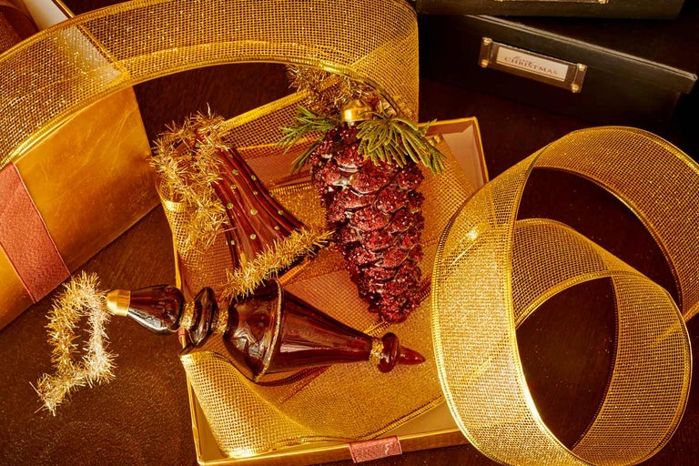 Aranjament festiv cu decorațiuni de brad, cadouri și funde pentru decorațiuni de Crăciun