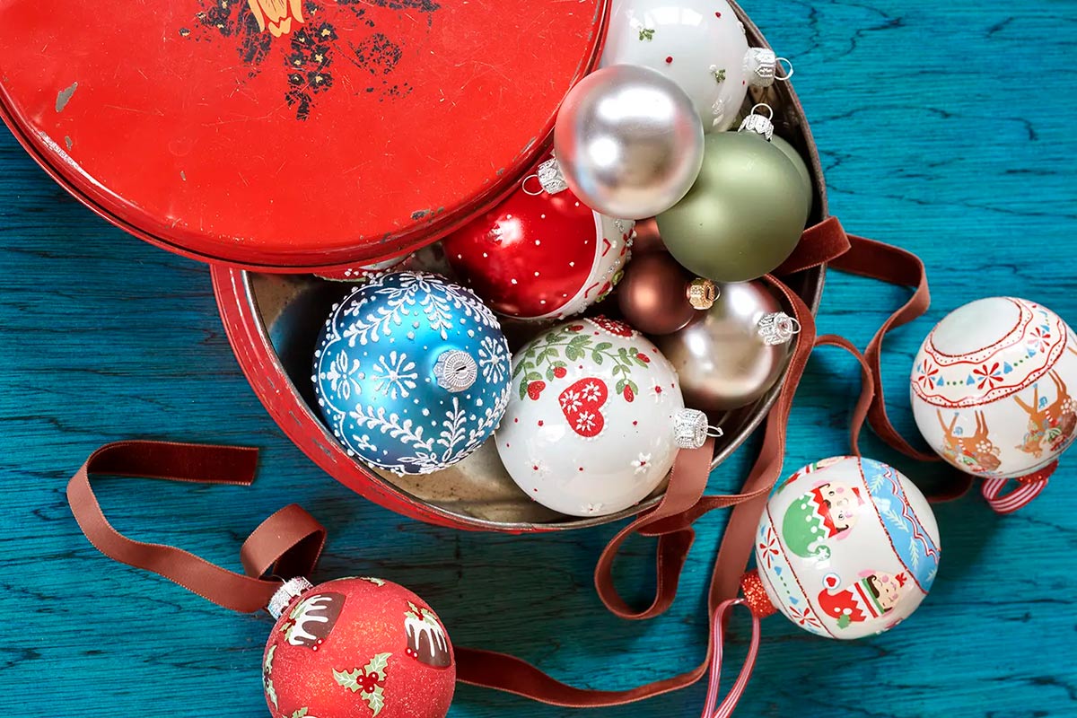 Globuri decorative de Crăciun într-o cutie rotundă