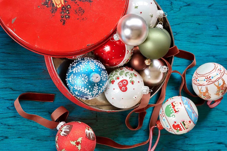 Globuri decorative de Crăciun într-o cutie rotundă