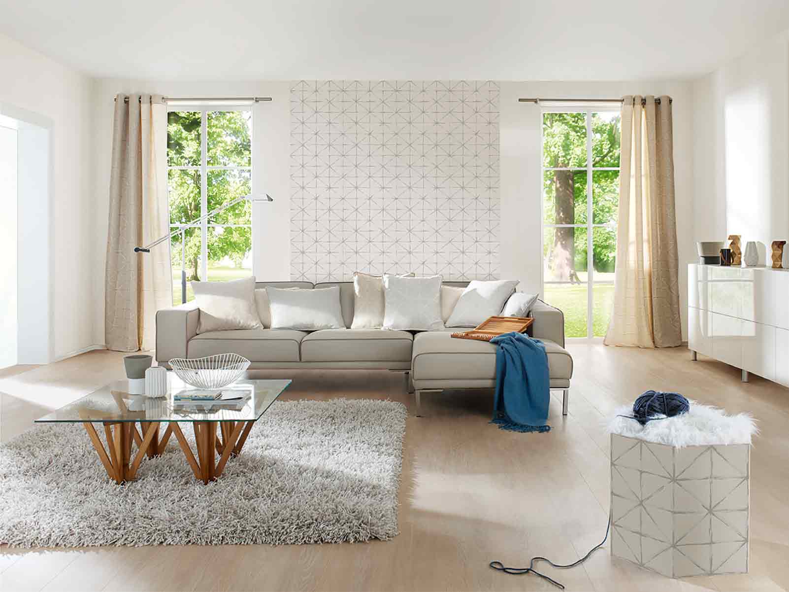 Living cu canapea, măsuță de cafea, covor și decorațiuni într-un design luminos.