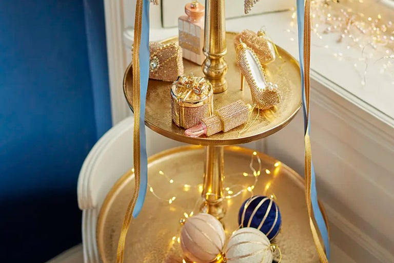 Etagera decorativă cu bijuterii și globuri de Crăciun pentru ocazii festive.