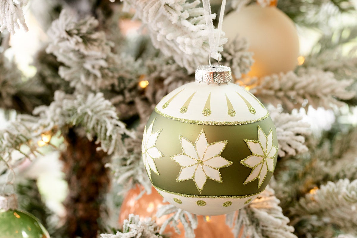 Glob de pom cu model de stele în bradul de Crăciun