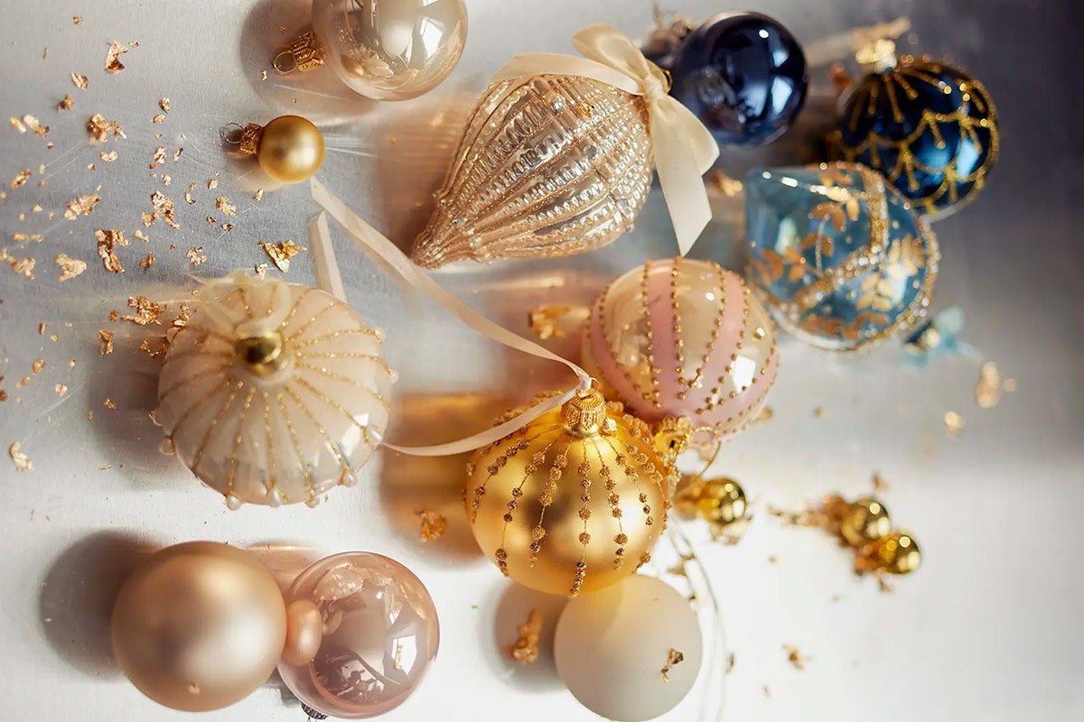 Globuri decorative de Crăciun în diferite modele și culori