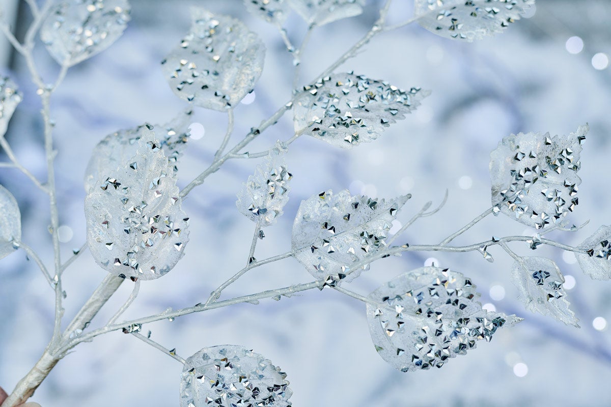 Ramură decorativă cu frunze sclipitoare pentru decorațiuni festive