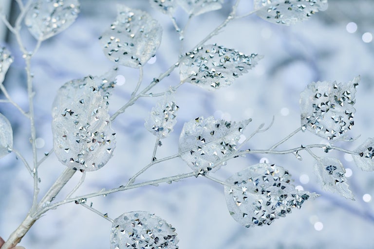 Ramură decorativă cu frunze sclipitoare pentru decorațiuni festive