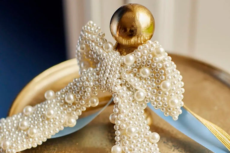 Umeraș decorativ cu mărgele și buton auriu