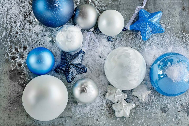 Globuri și stele decorative albastre, argintii și albe pentru perioada Crăciunului