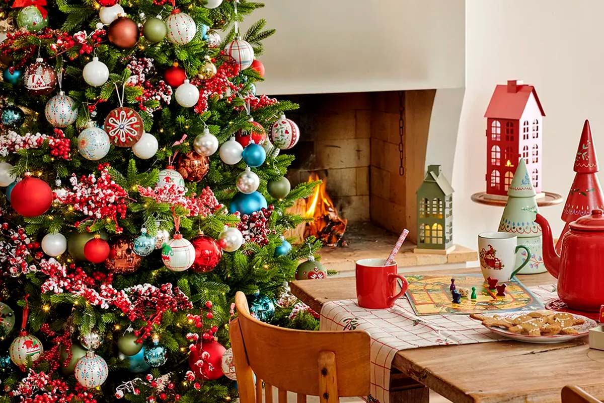 Scenă festivă de Crăciun cu brad împodobit, șemineu și masă aranjată pentru un joc de societate