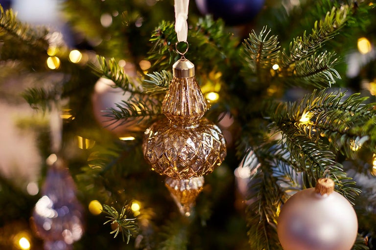 Brad împodobit cu globuri și lumini