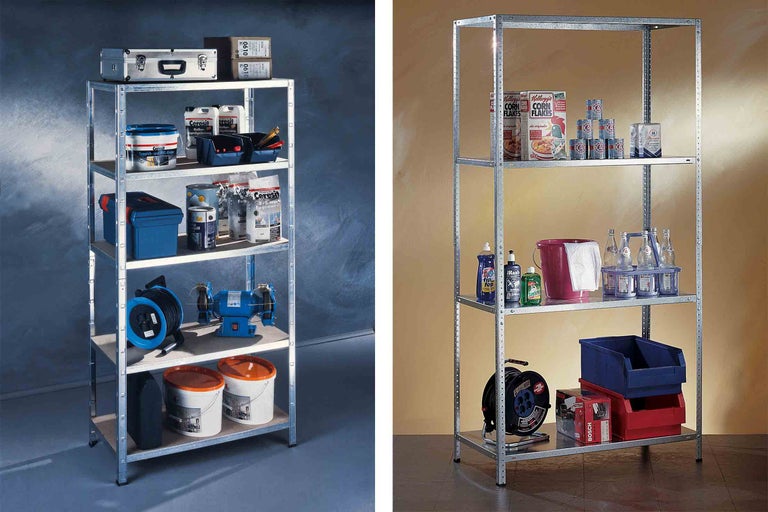 Două rafturi metalice cu diverse articole depozitate