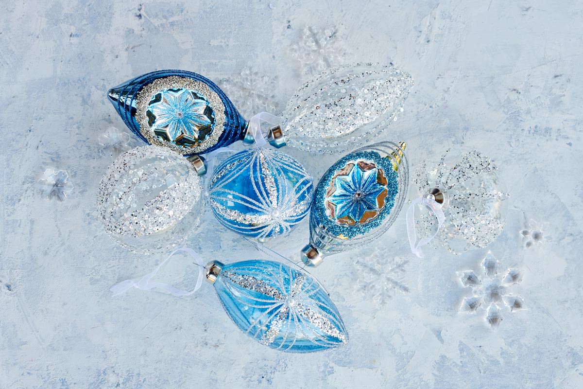 Globuri decorative albastre și argintii pentru perioada Crăciunului