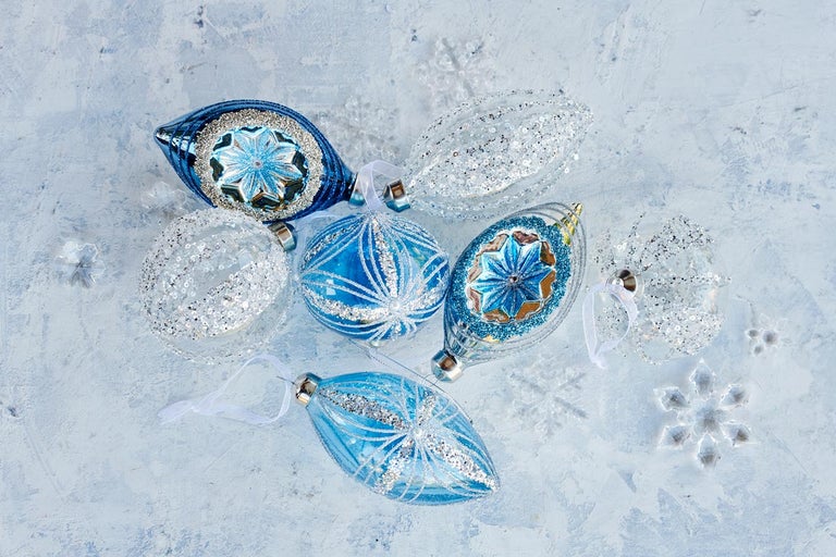 Globuri decorative albastre și argintii pentru perioada Crăciunului