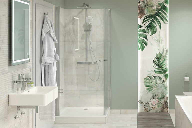 Baie luminoasă cu duș, chiuvetă și oglindă