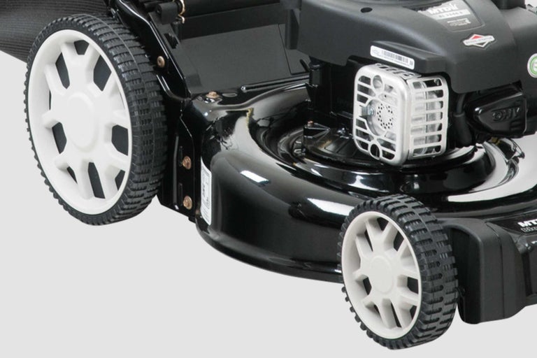 Imagine detaliată cu o mașină de tuns iarba cu roți și motor