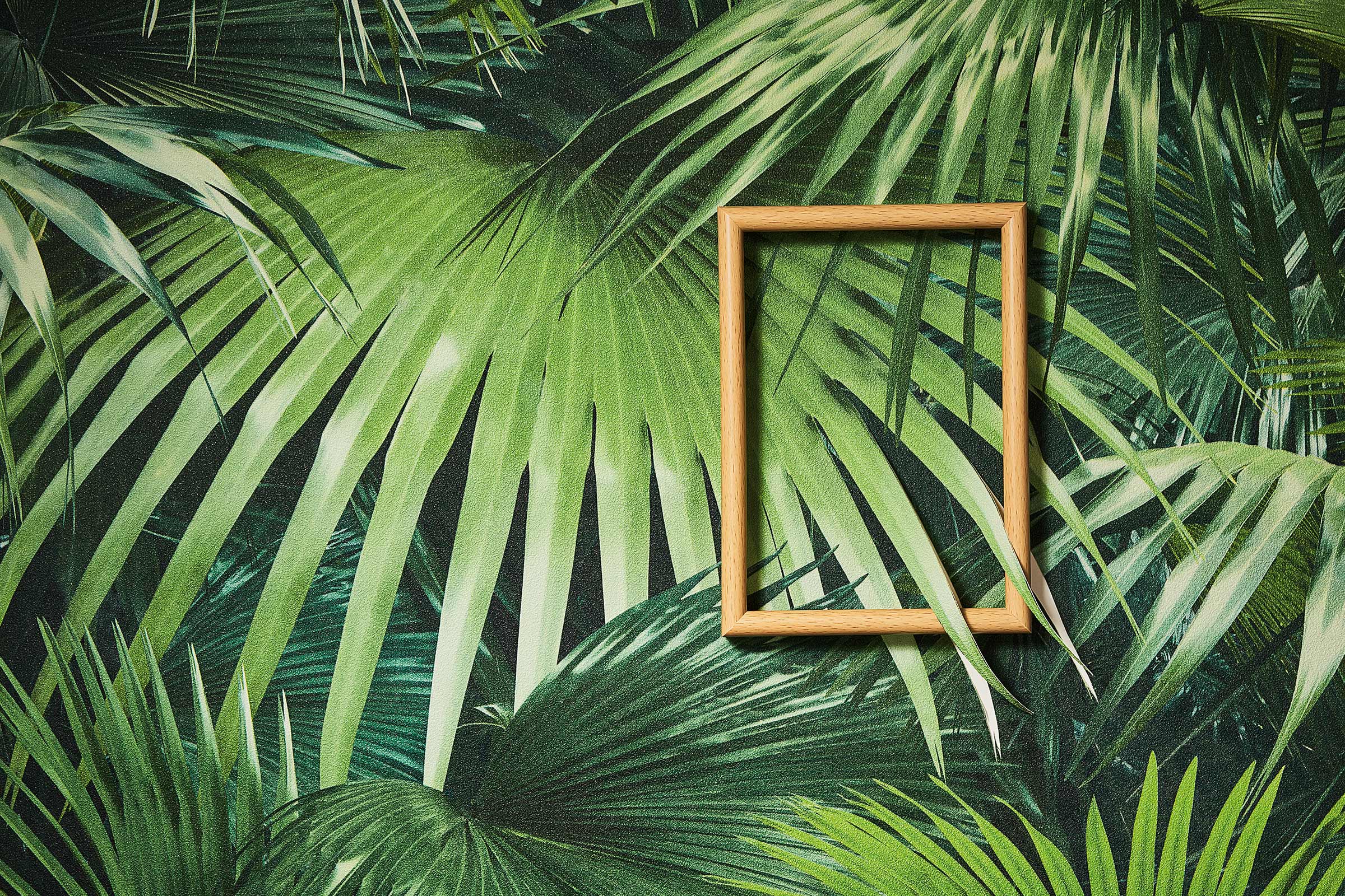 Fototapet cu motiv de frunze tropicale și ramă din lemn