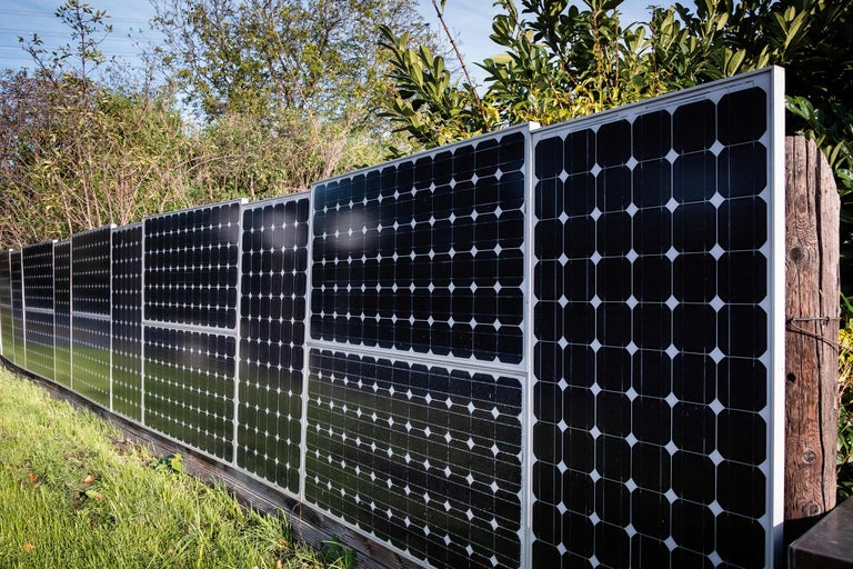 Șir de panouri solare în aer liber