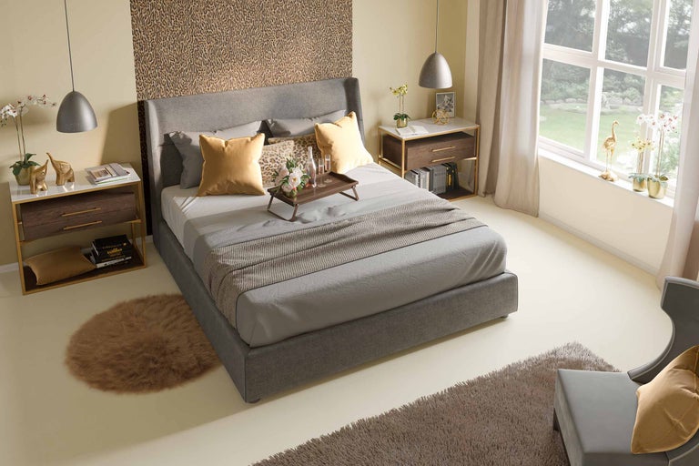 Dormitor luminos cu pat, noptiere și covoare