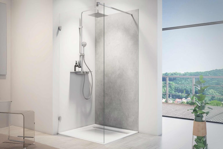 Cabină de duș walk-in cu rigolă de duș și sistem de duș în fața unei ferestre