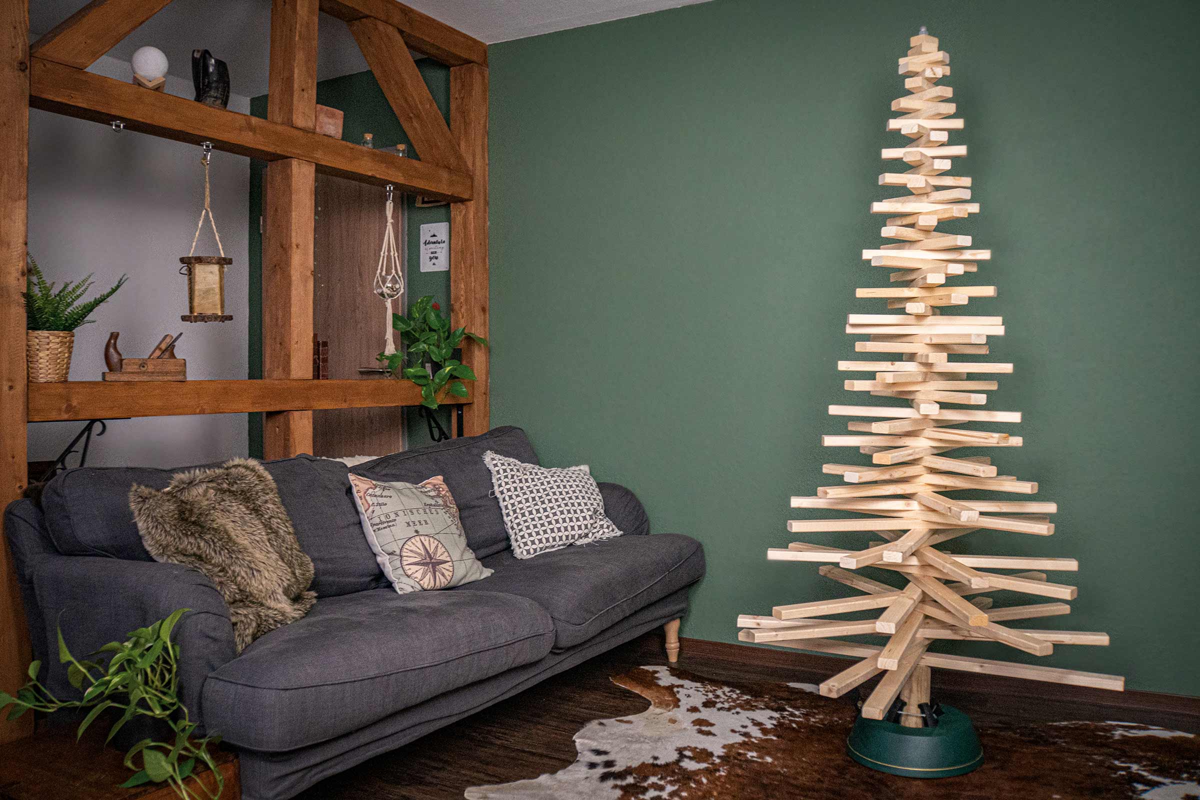 Living decorativ cu canapea și brad de Crăciun din lemn