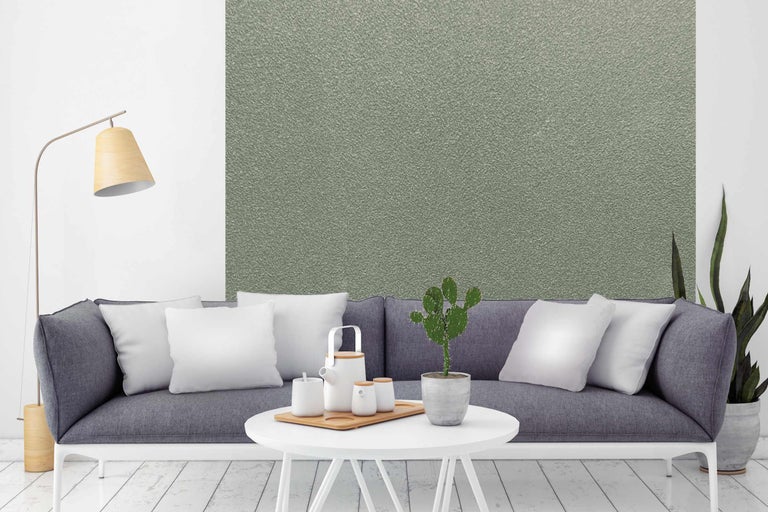 Living cu canapea, masă, lampă și decor de perete