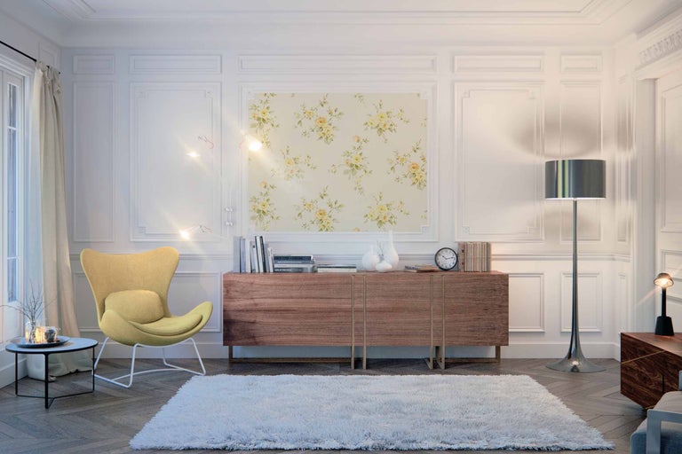 Living cu fotoliu galben, bufet, covor și tapet floral