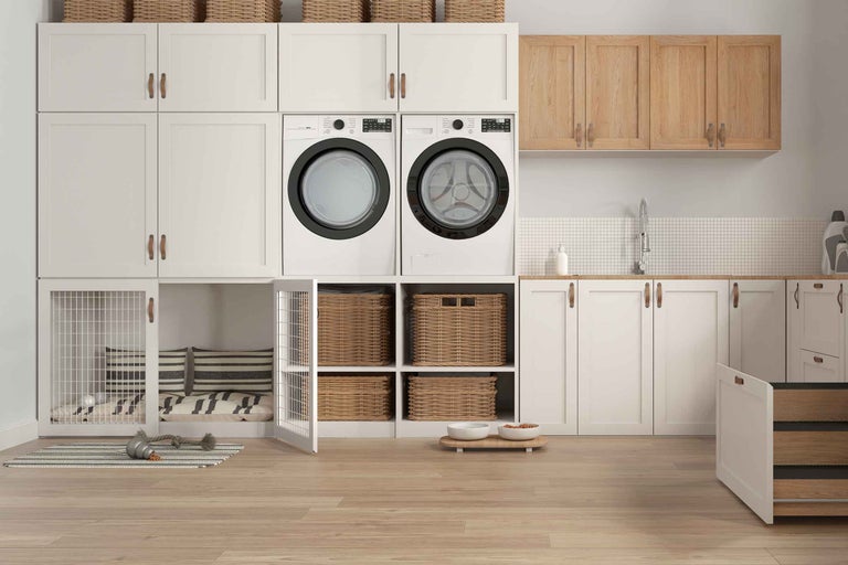 Spălătorie cu mașină de spălat, uscător, dulapuri, coșuri și zonă pentru câini