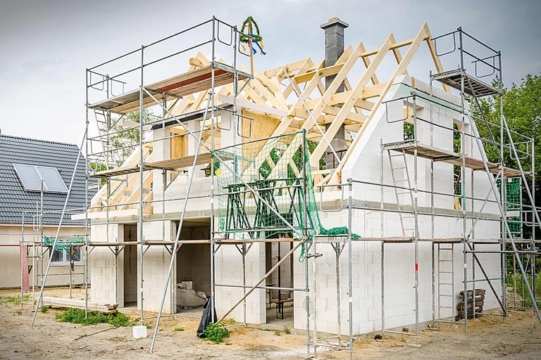 Construcție brută a unei case cu schelă și cunună