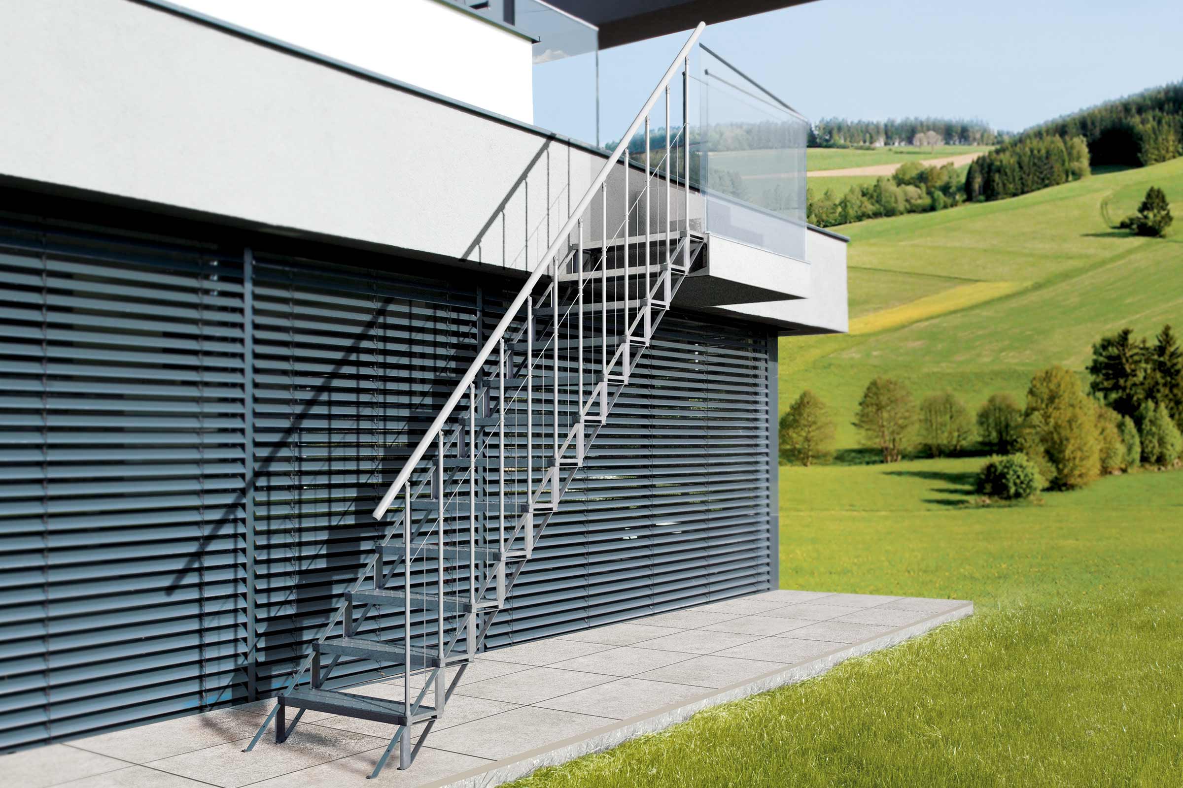Scară exterioară metalică cu balustradă la o casă modernă.