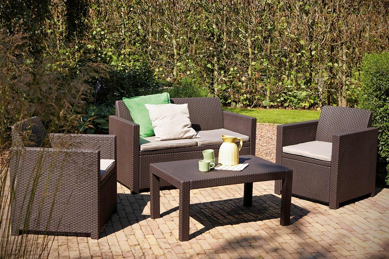 Set de mobilier de grădină din poliratan cu canapea, fotolii și masă pe o terasă