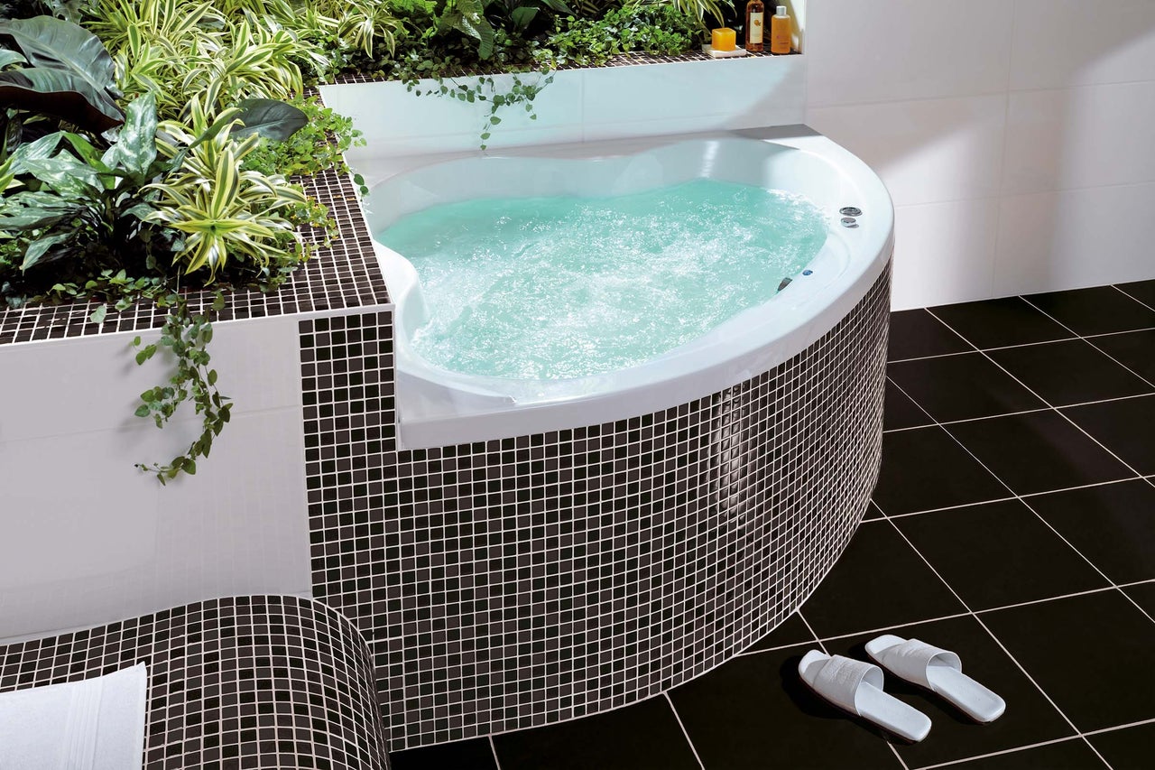 Baie cu jacuzzi, plăci de mozaic și plante