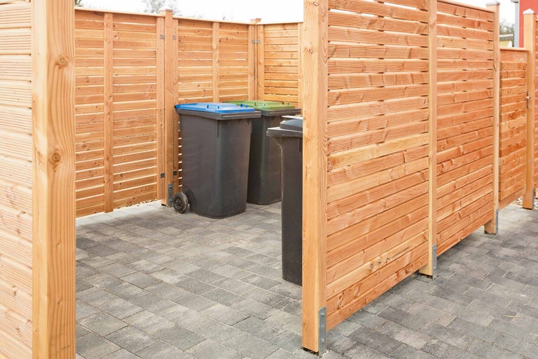 Adăpost din lemn pentru pubele cu mai multe pubele