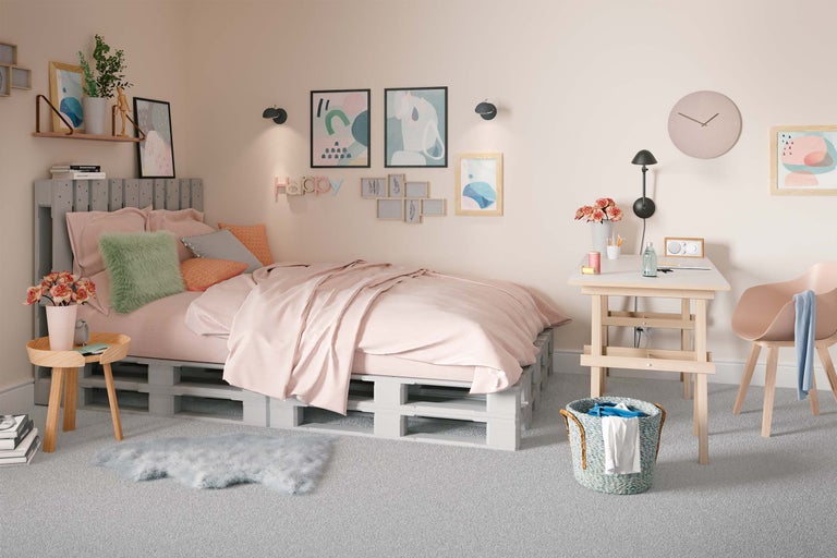 Dormitor luminos cu pat din paleți, birou și decorațiuni