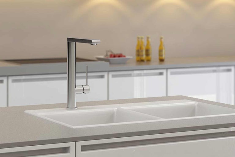 Chiuvetă cu bazin dublu și robinet într-o bucătărie modernă