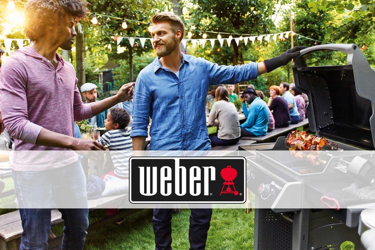 Grătar Weber cu persoane la o petrecere în grădină