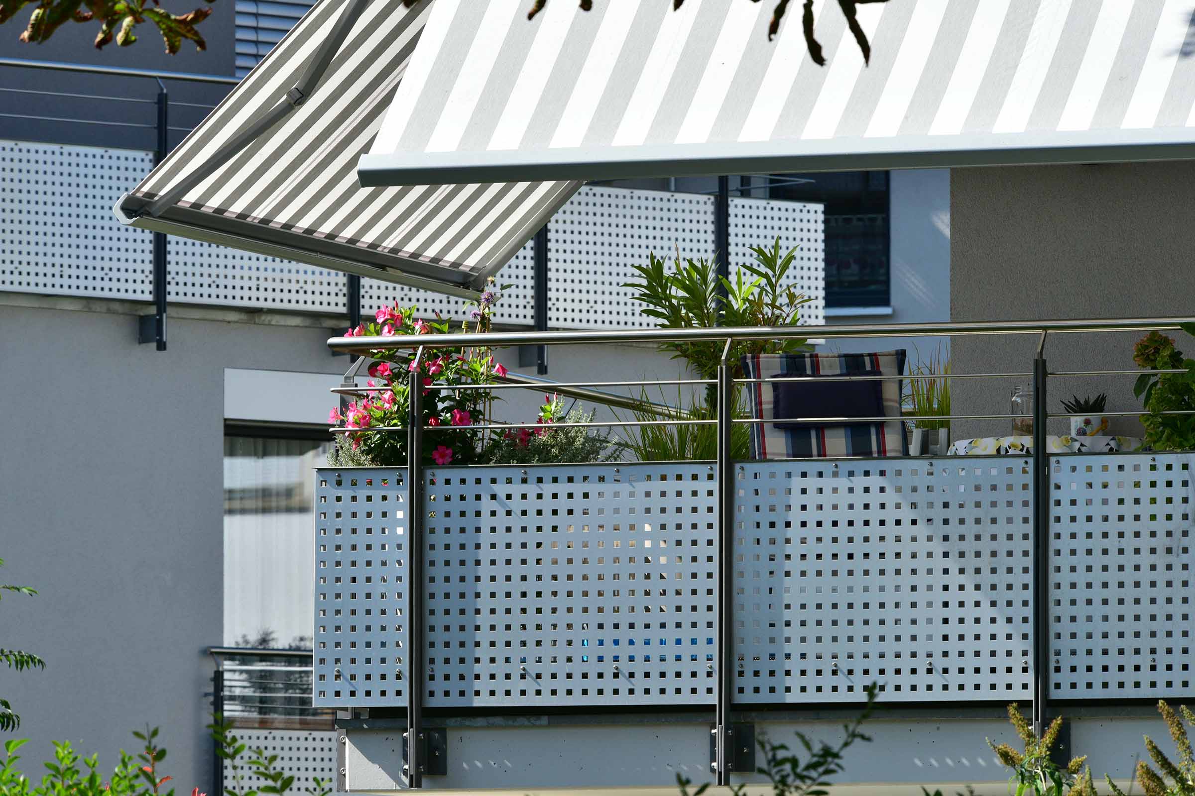 Vedere balcon cu copertină și balustradă