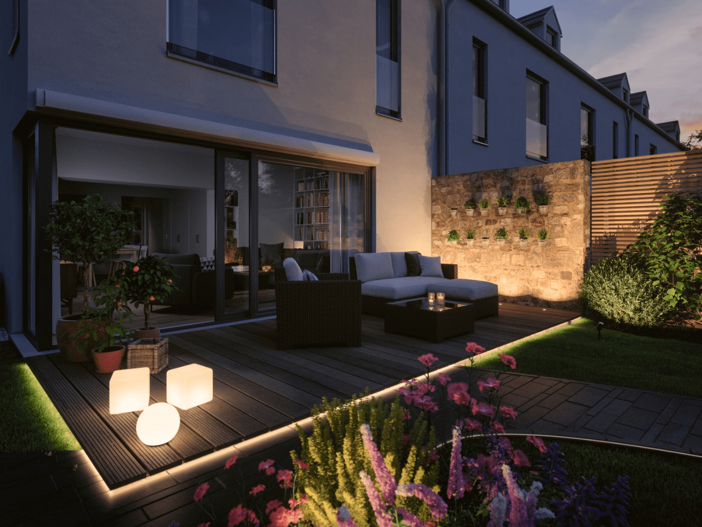 Grădină cu iluminare, mobilier de lounge, terasă și flori