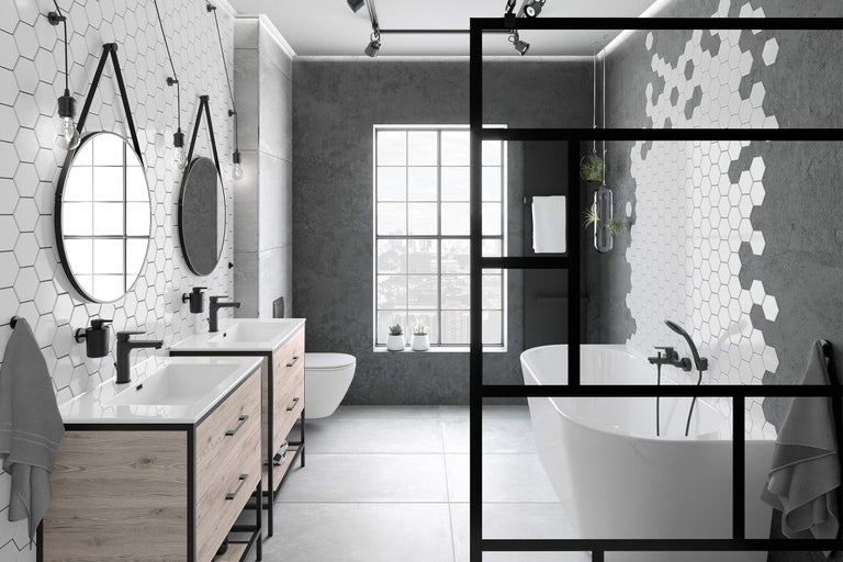 Baie modernă cu chiuvete, oglinzi, cadă și gresie