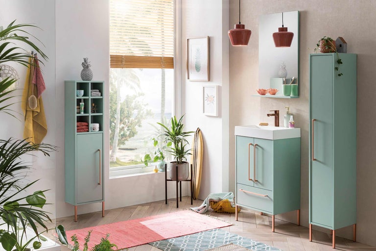 Baie modernă cu mobilier verde mentă și podele din lemn