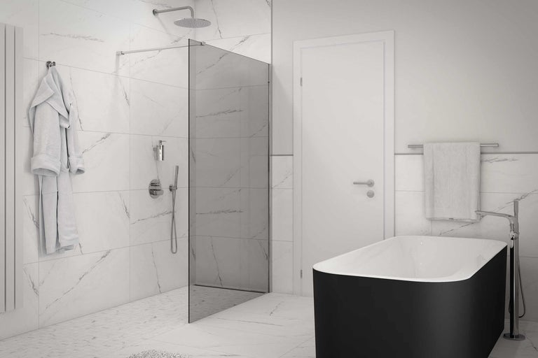 Baie cu paravan de duș, cadă și gresie de marmură albă