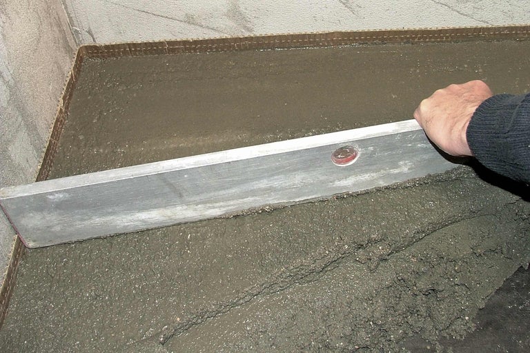 Șapa autonivelantă este nivelată cu o șipcă