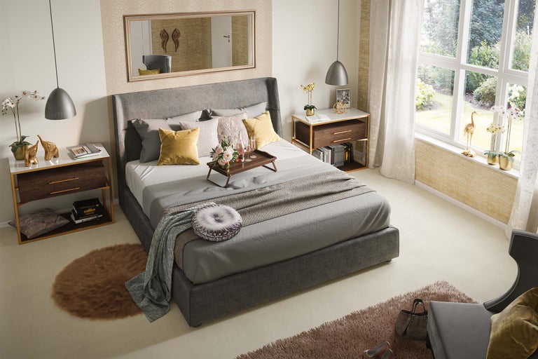 Dormitor luminos cu pat dublu, noptiere și lumină naturală.