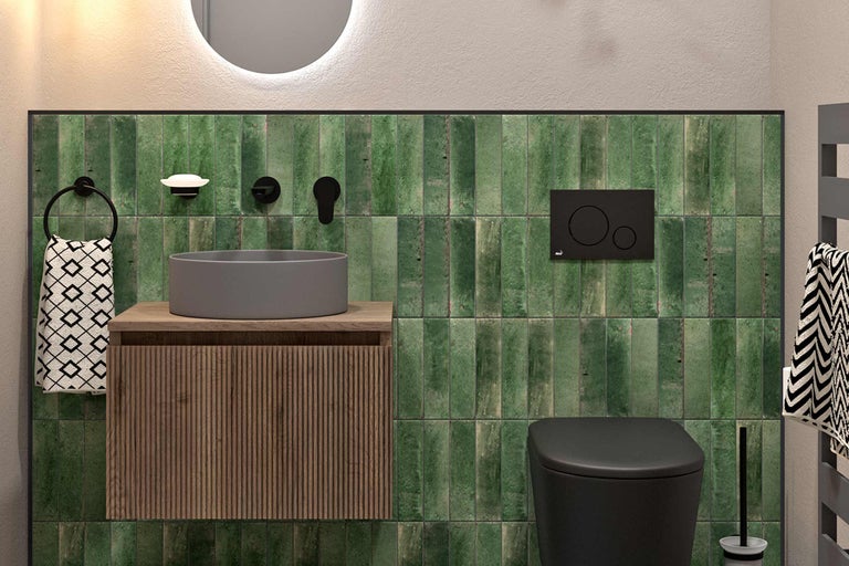 Baie modernă cu chiuvetă, toaletă și faianță verde