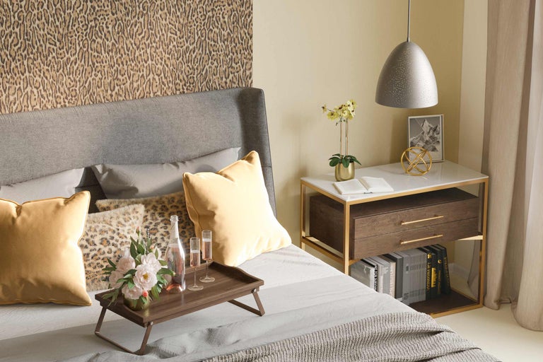 Dormitor decorativ cu pat, noptieră și accesorii pentru o atmosferă confortabilă.