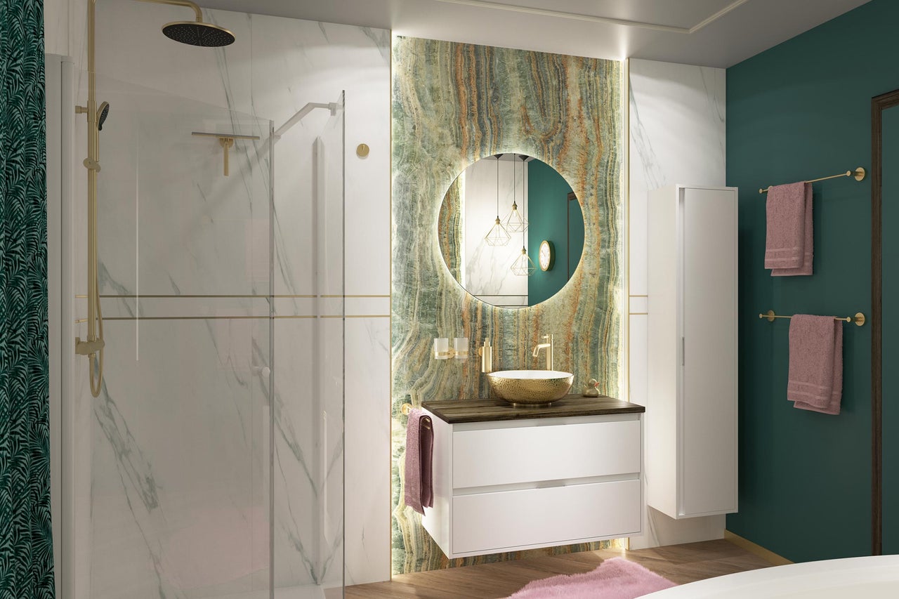 Baie luminoasă cu duș, mobilier de lavoar cu oglindă și prosoape pentru un decor modern.